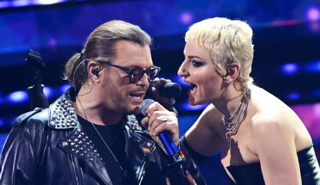 Gianluca Grignani, dopo il duetto con Arisa: “Mi hai lasciato senza fiato. Mi vuoi sposare?”