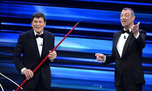 Sanremo 2023, Gianni Morandi apre la seconda serata con una scopa: “Mi da sicurezza tenerla con me, non si sa mai”