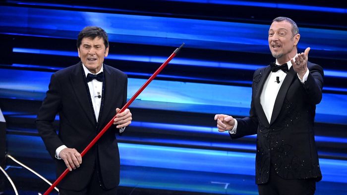 Sanremo 2023, Gianni Morandi apre la seconda serata con una scopa: “Mi da sicurezza tenerla con me, non si sa mai”