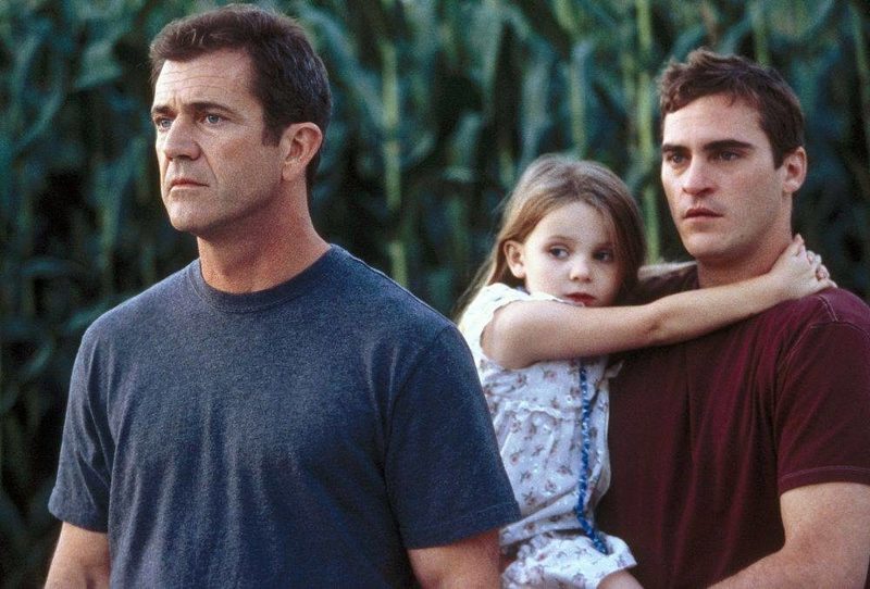 Signs, Joaquin Phoenix e quello scherzo di Mel Gibson sul set: “Rimasi chiuso nell’armadio sotto le scale per paura che facesse qualcosa”