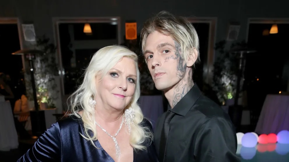 Aaron Carter, le foto shock pubblicate dalla madre che non crede all’overdose accidentale: “È stato ucciso”