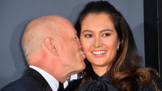Bruce Willis, la moglie Emma Heming contro i paparazzi: “Rispettate mio marito, rimanete nei vostri spazi”