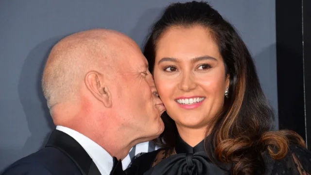 Bruce Willis, la moglie Emma Heming contro i paparazzi: “Rispettate mio marito, rimanete nei vostri spazi”
