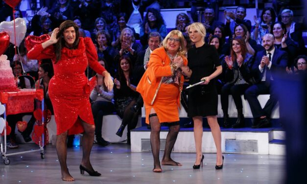 Ezio Greggio scrive a Maria De Filippi: “Immagino il vuoto che senti dopo la scomparsa di Maurizio, ma non devi mollare, devi andare avanti”