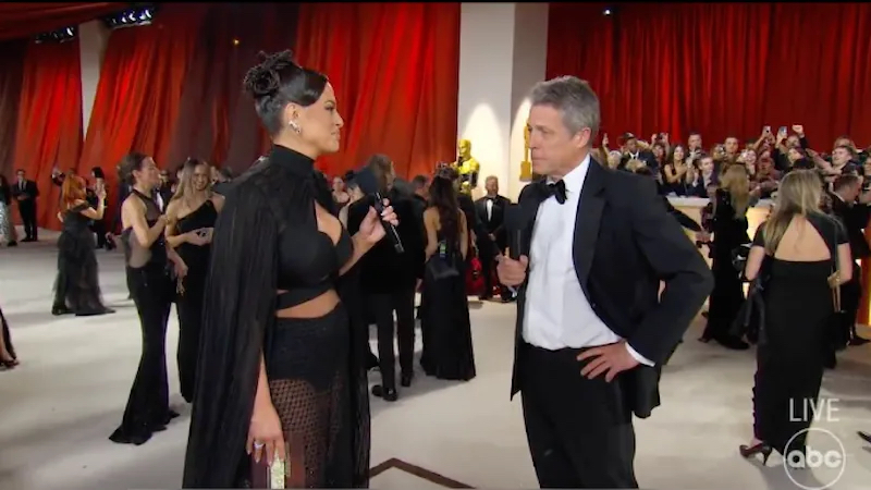 Hugh Grant, l’intervista “disastrosa” agli Oscar 2023 gli mette il web contro