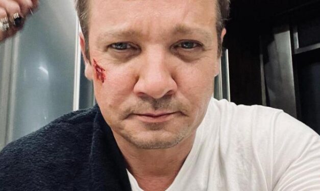 Jeremy Renner: “Avevo 14 costole rotte e un occhio fuori dall’orbita oculare. Quando mi sono risvegliato sono stato assalito da pensieri oscuri”