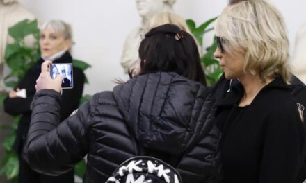 Valentino Picone: “Il selfie con Maria De Filippi alla camera ardente di Costanzo? A me è successo quando ero in anestesia”