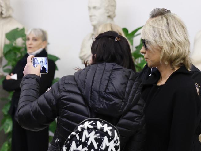 Valentino Picone: “Il selfie con Maria De Filippi alla camera ardente di Costanzo? A me è successo quando ero in anestesia”