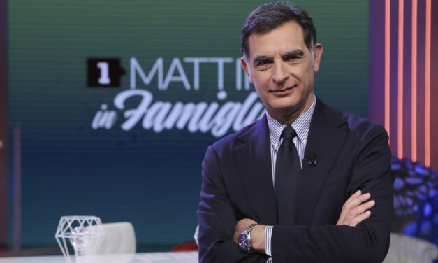 Tiberio Timperi: “Ho iniziato a lavorare a Telemontecarlo dove si faceva tutto. Un giorno ricevo una telefonata da Emilio Fede, mi chiese di lavorare al TG4”