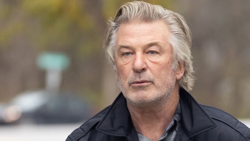 Alec Baldwin incriminato per omicidio colposo involontario per la sparatoria sul set di Rust