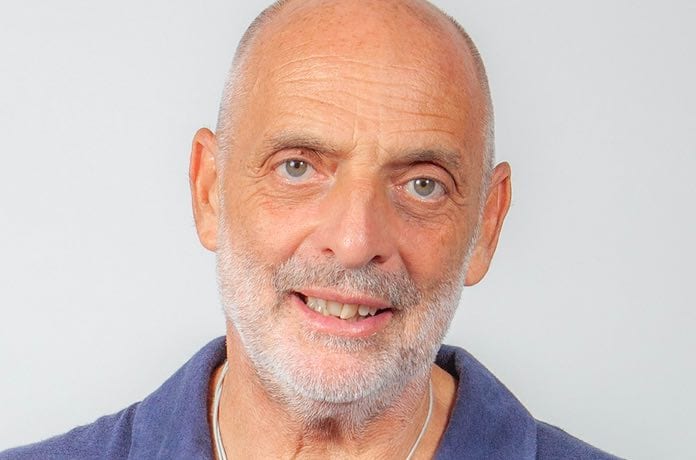 Paolo Brosio: “Arrivai a Mediaset durante la prima guerra del Golfo. Emilio Fede mi portò a conoscere Berlusconi che mi abbracciò e mi diede il benvenuto”