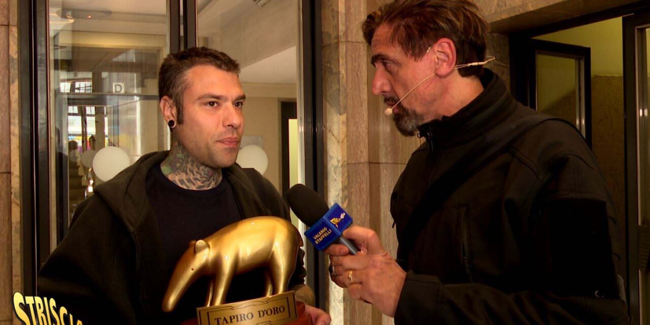 Striscia la notizia, un altro Tapiro d’oro per Fedez: “La coerenza non è una mia virtù”.