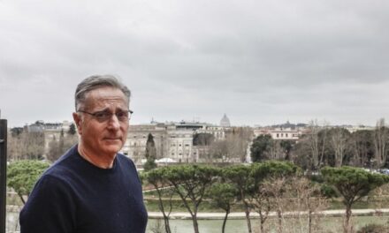 Paolo Bonolis ha una casa tutta per sé sul Tevere, lontana dalla famiglia: «Qui cerco la tranquillità»