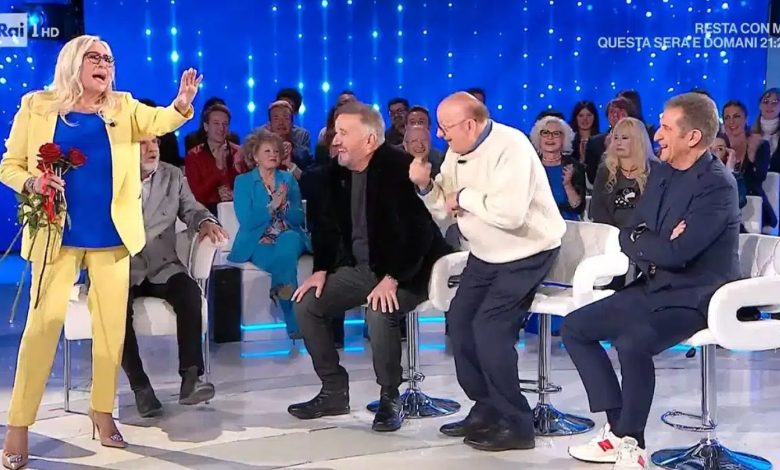 Domenica In, Massimo Boldi perde l’apparecchio acustico, De Sica: “Questo è un ospizio”