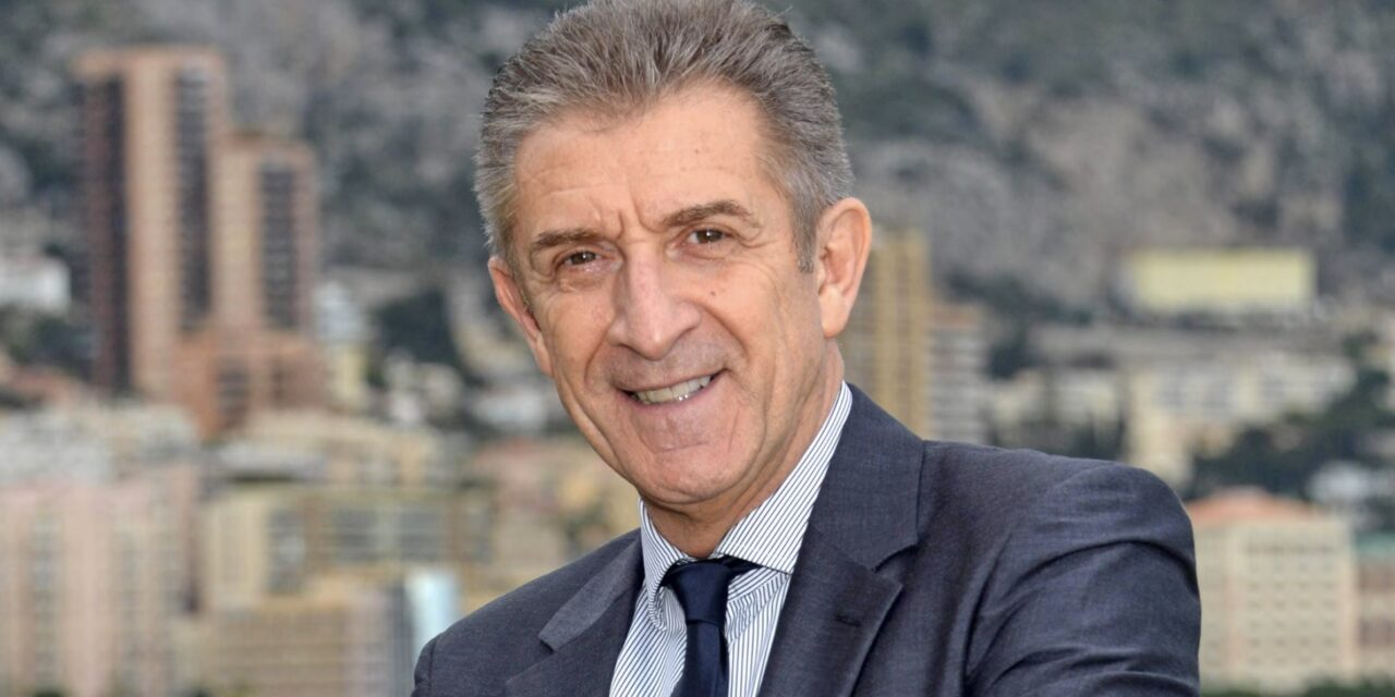 Ezio Greggio e quella volta con Villaggio a Montecarlo: “Non voleva venire con lo smoking, mi chiese di mandargli un ferramenta, infermieri e sarti”