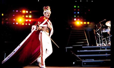Freddie Mercury, messa all’asta la sua collezione privata: anche il mantello rosso e la corona di God Save The Queen
