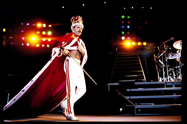 Freddie Mercury, messa all’asta la sua collezione privata: anche il mantello rosso e la corona di God Save The Queen