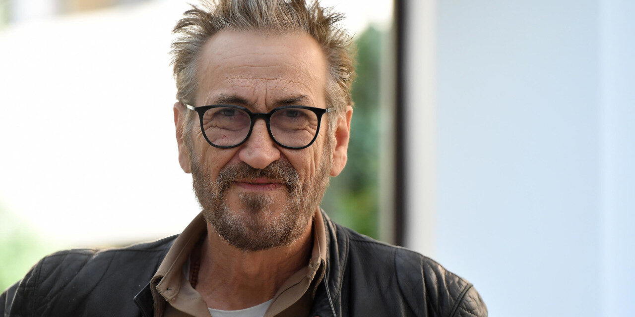 Marco Giallini compie 60 anni: “Non me ne frega niente, faccio la stessa caciara di sempre. Dicono che invecchiando si dorme di meno, io dormo di più”