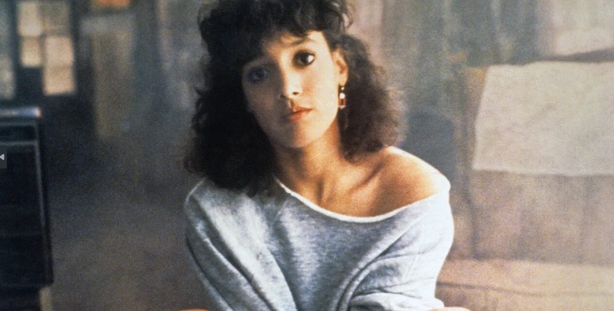 Flashdance, Jennifer Beals sull’iconica felpa grigia “Fu un incidente, mi si era ristretta con i lavaggi. Ho ancora l’originale”