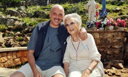 Paolo Brosio, morta la mamma Anna: era diventata celebre a “Quelli che il calcio”