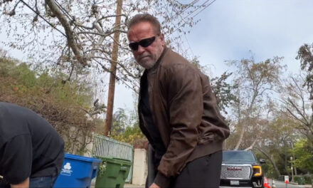 Arnold Schwarzenegger ripara una buca in strada: “Pazzesco, aspetto da 3 settimane che la riparino. Non lamentiamoci, facciamo qualcosa”