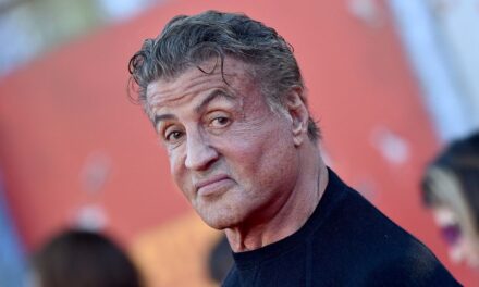 Sylvester Stallone firma per un nuovo film: sarà un veterano della Guerra Fredda nell’action comedy Never too old to die