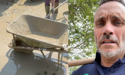 Nek aiuta a spalare il fango in Emilia-Romagna e carica i volontari con “Laura non c’è”