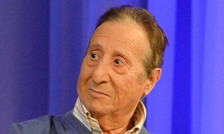 Alvaro Vitali, parla Claudio Di Napoli: “Non avrebbe mai voluto un funerale così spento, per lui sarebbe stata l’ennesima, immensa delusione”