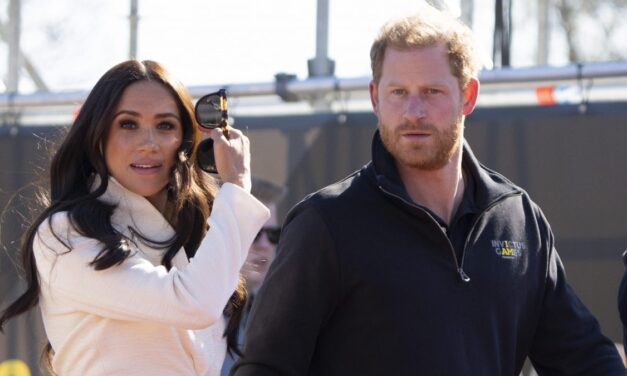 Harry e Meghan, fuga in auto dai paparazzi: sfiorata la tragedia. Il principe: “I flash delle telecamere mi riportano all’incidente di mia madre”.