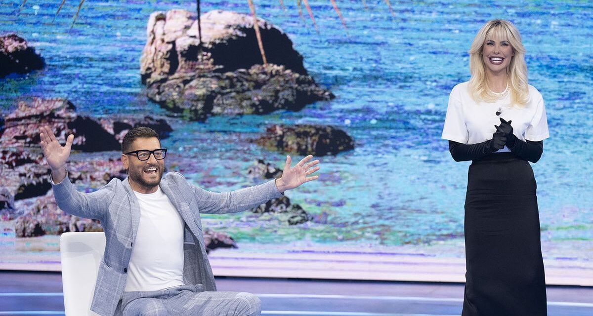 Enrico Papi, Ilary Blasi lo punzecchia dopo il Tapiro d’oro: “Il Tapiro l’ho preso per colpa tua, perché io non c’entravo nulla”