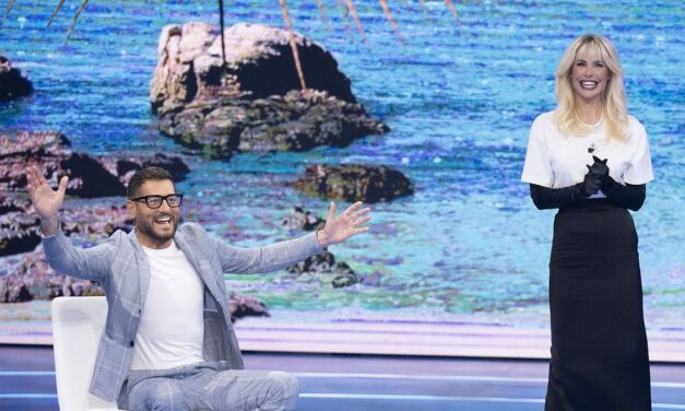 Enrico Papi, Ilary Blasi lo punzecchia dopo il Tapiro d’oro: “Il Tapiro l’ho preso per colpa tua, perché io non c’entravo nulla”