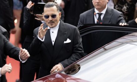 Johnny Depp fa il suo ritorno al Festival di Cannes: applausi e grida per lui