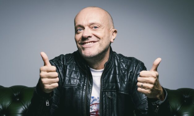 Max Pezzali: “Io e Mauro Repetto, 30 anni fa, eravamo due tamarri di provincia. Non sono un fenomeno e vengo amato per quello!”