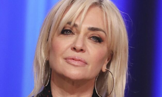 Paola Barale: “Mi scrivono che sono vecchia e finita. I social dovrebbero essere inclusivi, invece non ci rendiamo conto che ne siamo vittime”