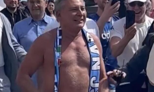 Francesco Paolantoni risponde alle critiche, dopo il nudo per lo scudetto: “La Fico che si tuffa non so in che condizioni non scandalizza e io si? Ipocriti!”
