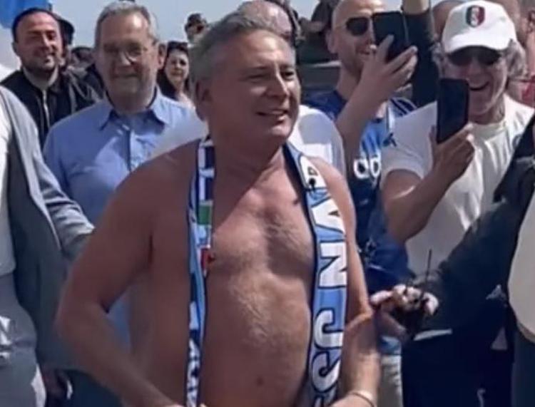 Francesco Paolantoni risponde alle critiche, dopo il nudo per lo scudetto: “La Fico che si tuffa non so in che condizioni non scandalizza e io si? Ipocriti!”