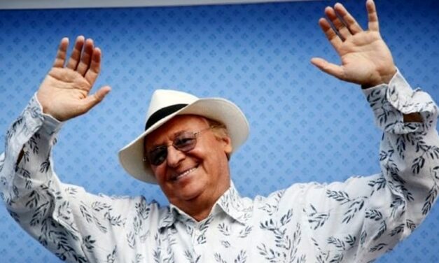 Renzo Arbore: “Lory Del Santo stava contemporaneamente con me e Luciano De Crescenzo. Moana Pozzi? Me la presentò Luciano, dopo una vacanza in cui era animatore Fiorello!”