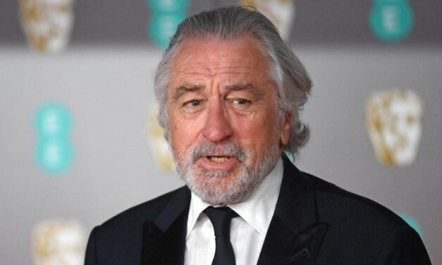 Robert De Niro, le accuse dell’ex assistente: “Mi sottopagava. Tra i miei compiti c’era quello di grattargli la schiena”