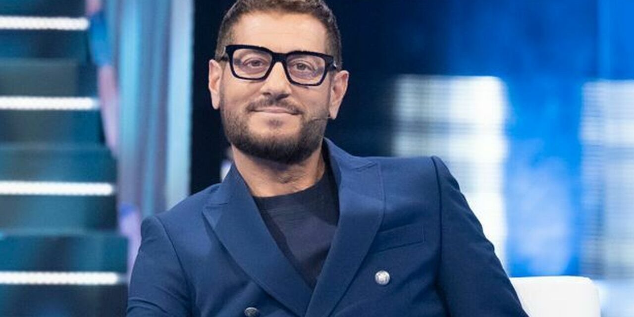 Enrico Papi: “L’essere umano non è nato per essere monogamo. Perdonare un tradimento? Certo che sì. Il tradimento è sopravvalutato”