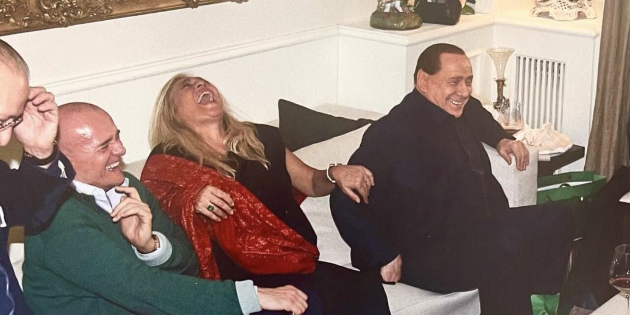 Alfonso Signorini ricorda Silvio Berlusconi: «Per me sei stato come un secondo papà»