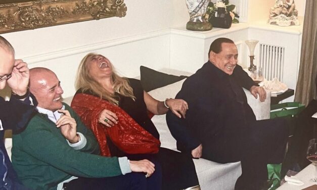 Alfonso Signorini ricorda Silvio Berlusconi: «Per me sei stato come un secondo papà»