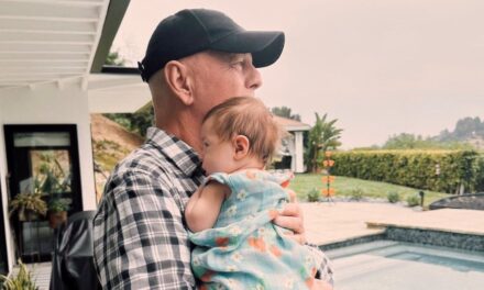 Bruce Willis, la prima foto con la nipotina commuove il web