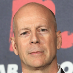 Bruce Willis, la figlia Tallulah: “Aveva iniziato a dare risposte vaghe e il suo udito era peggiorato, ma all’inizio negavo il problema”