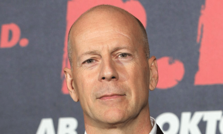 Bruce Willis, la figlia Tallulah: “Aveva iniziato a dare risposte vaghe e il suo udito era peggiorato, ma all’inizio negavo il problema”