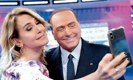 Barbara D’Urso: “Berlusconi? Una mente geniale che ha avuto il coraggio di creare la prima tv privata. A TeleMilano58 eravamo agli inizi di una tv sperimentale”