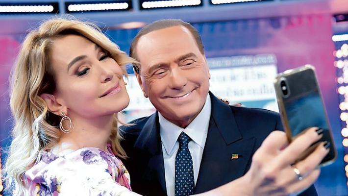 Barbara D’Urso: “Berlusconi? Una mente geniale che ha avuto il coraggio di creare la prima tv privata. A TeleMilano58 eravamo agli inizi di una tv sperimentale”