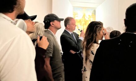 Leonardo DiCaprio e Tobey Maguire turisti a Firenze, visitano gli Uffizi