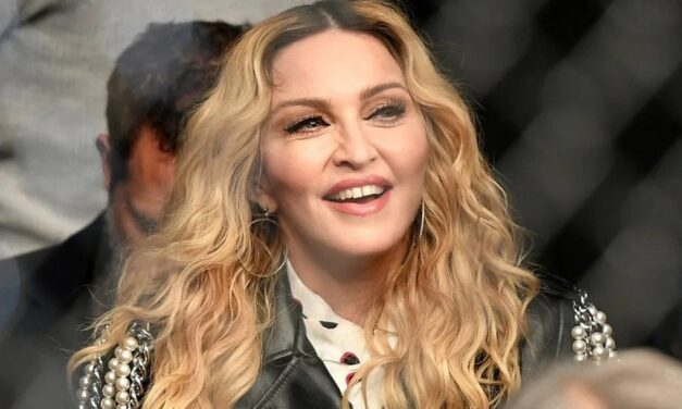 Madonna denunciata da due fan per il concerto iniziato con due ore di ritardo: “Compromesso il nostro rendimento al lavoro la mattina dopo”