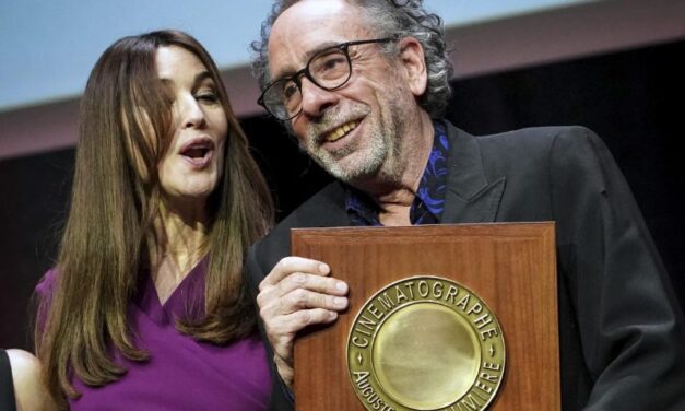 Monica Bellucci conferma la storia con Tim Burton: “È uno di quegli incontri che capitano raramente nella vita. Io amo Tim”
