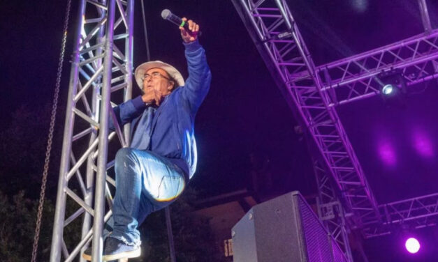 Al Bano si arrampica su un traliccio durante un concerto: il video è virale